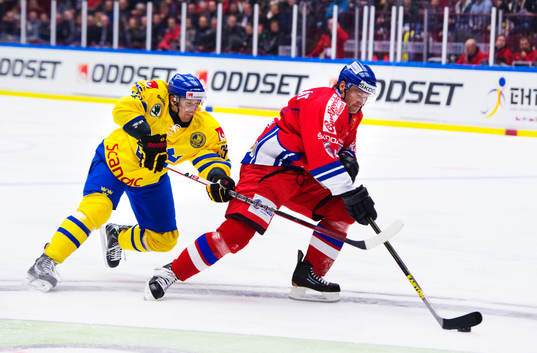 Tomas Skogs, Sverige, utmanas av Petr Tenkrat, Tjeckien