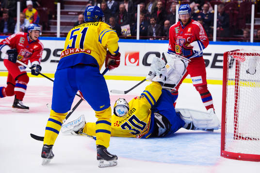 Joacim Eriksson, målvakt, Sverige, räddar ett skott