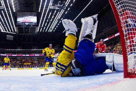 Joacim Eriksson, målvakt, Sverige, slänger sig och