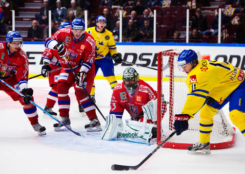 Simon Hjalmarsson, Sverige, oroar framför Alexander Salak,