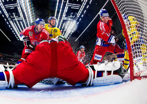 Niklas Persson, Sverige, oroar framför mål. Petr Prucha,