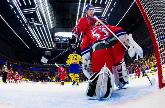 Ondrej Nemec klappar om Alexander Salak, målvakt, Tjeckien