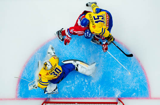 Joacim Eriksson, målvakt, och Oscar Lindberg, Sverige, ser