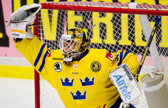 Jocim Eriksson, målvakt, Sverige, gör en plock