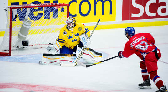 Jocim Eriksson, målvakt, Sverige, får släppa en puck