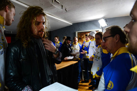 Christian Lundqvist delar ut papper med låttexten
