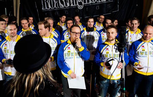 spelarna och förbundskapten Pär Mårts samlar sig innan