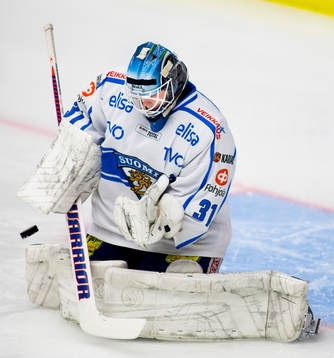 Juha Matsola, målvakt, Finland. Räddar ett skott