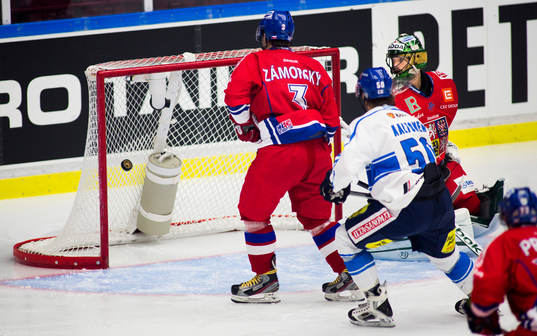 Alexander Salak, målvakt, Tjeckien, ser pucken gå i mål