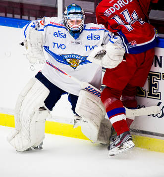 Juha Matsola, målvakt, Finland, tacklas lite lätt av,
