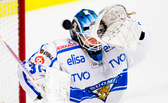 Juha Matsola, målvakt, Finland, räddar skott med hjälmen