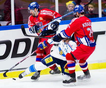 Ilari Filppula, Finland, fallar i kamp med, Lukas Krajicek,