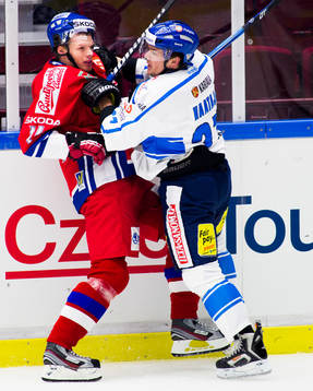 Zbynek Irgl, Tjeckien, får en tryckare av, Juha-Pekka