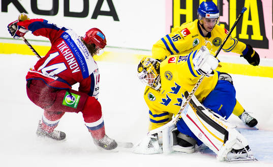 Joacim Eriksson, målvakt, Sverige, lägger beslag på