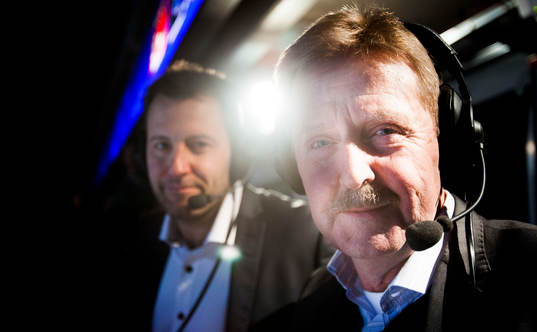Staffan Lindeborg, SVT, i bakgrunden, Mikael Renberg, SVT