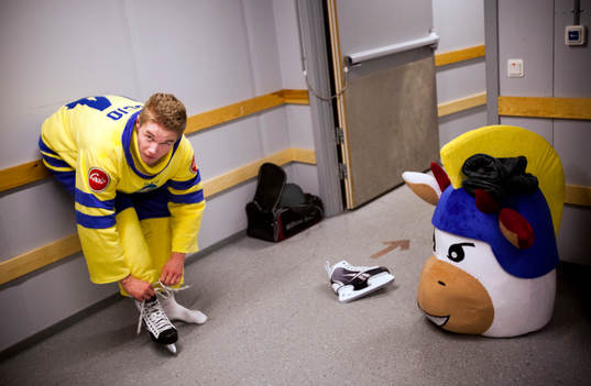 Maskoten klär på sig