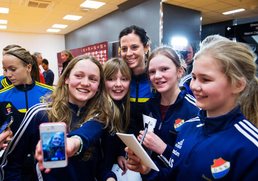 Lotta Schelin blir fotograferad