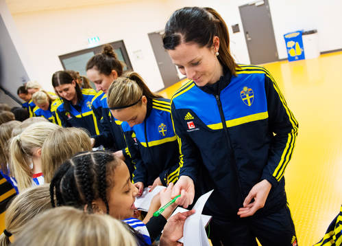Lotta Schelin skriver autografer