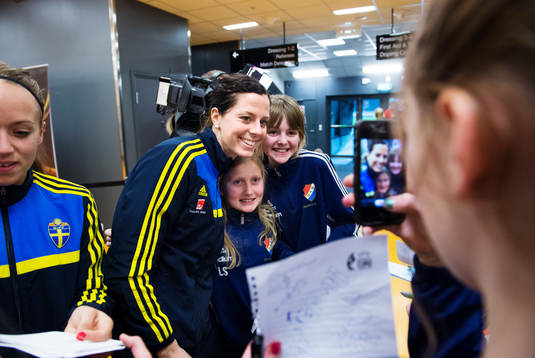 Lotta Schelin blir fotograferad