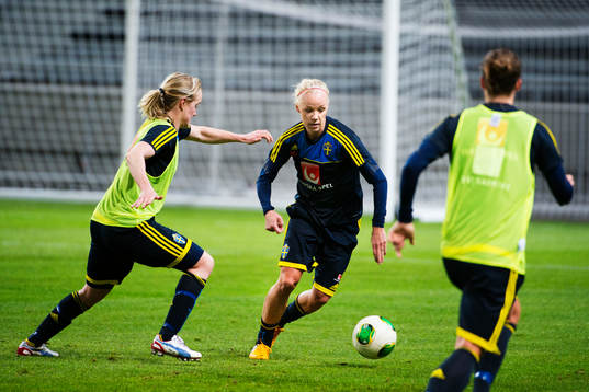 Caroline Seger dribblar