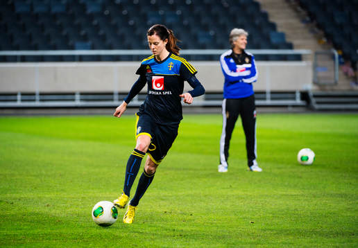 Lotta Schelin dribblar