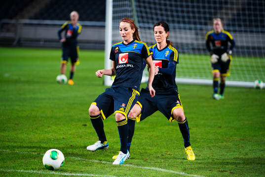 Kosovare Asllani och Lotta Schelin