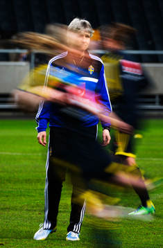 Spelare passerar Pia Sundhage, förbundskapten