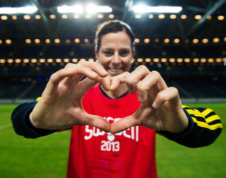 Lotta Schelin håller händerna i form av ett hjärta för
