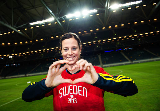 Lotta Schelin håller händerna i form av ett hjärta för