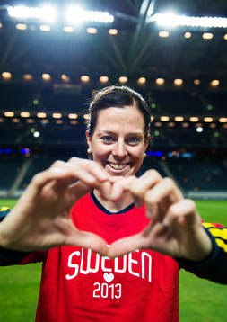 Lotta Schelin håller händerna i form av ett hjärta för