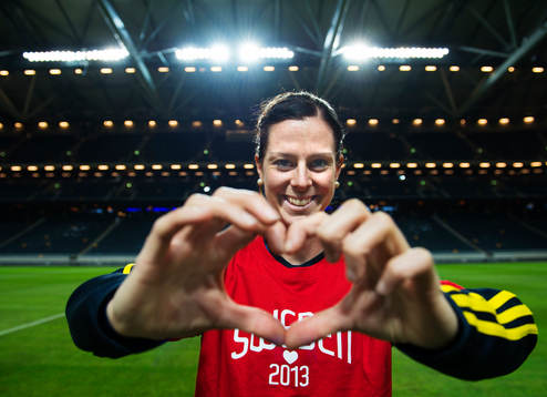 Lotta Schelin håller händerna i form av ett hjärta för