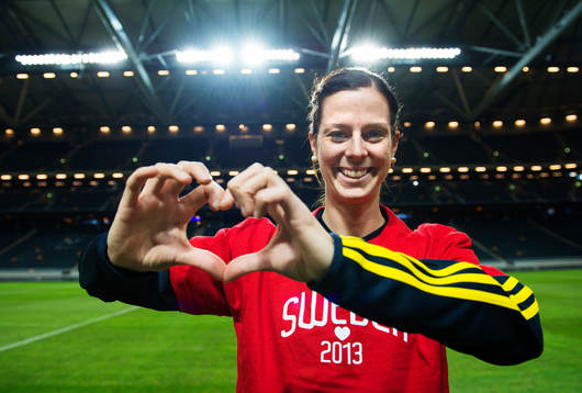 Lotta Schelin håller händerna i form av ett hjärta för