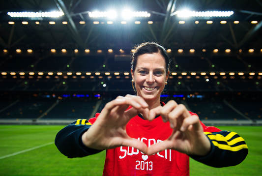 Lotta Schelin håller händerna i form av ett hjärta för