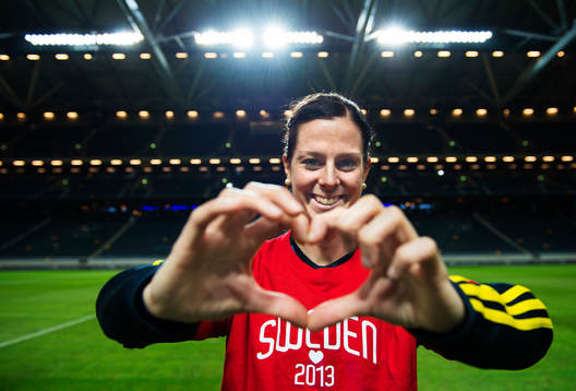 Lotta Schelin håller händerna i form av ett hjärta för