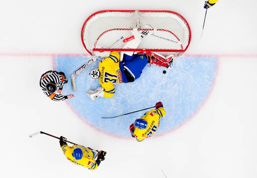 Johan Gustafsson, målvakt, skadar sig