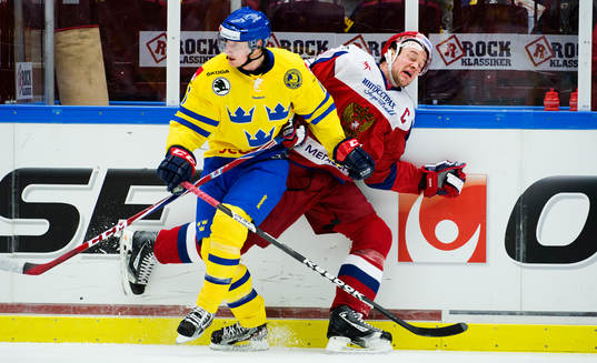 Simon Hjalmarsson, Sverige, tacklar Ilya Nikulin, Ryssland