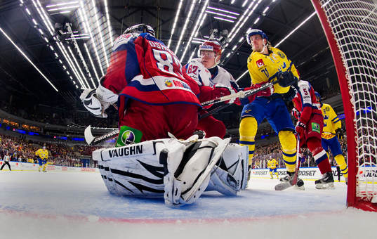 Jonas Andersson, Sverige, knuffas framför mål med Evgeni