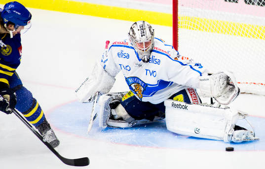 Jonas Andersson, Sverige, får ett jätte läge men pucken
