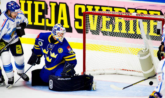 Kristian Kuusela, Finland, gör mål bakom, Gustaf Wesslau,