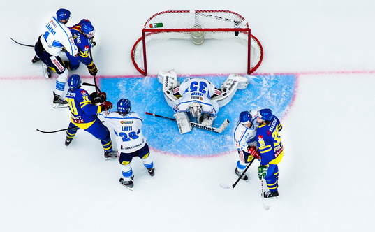 Atte Engren, målvakt, Finland, lägger beslag på pucken