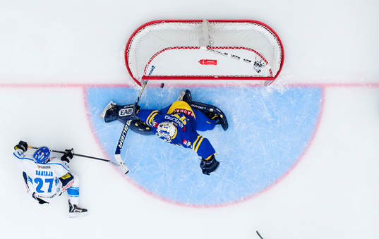 Gustaf Wesslau, målvakt, Sverige, släpper in ett mål
