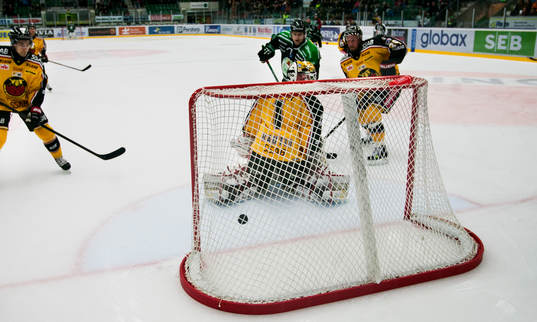 Mathias Tjärnqvist, Rögle, gör 1-0 för, Rögle, bakom,