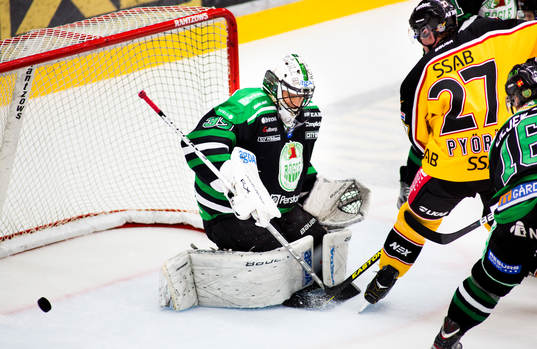 Mika Pyörälä, Luleå, nära att göra mål bakom, Jonas