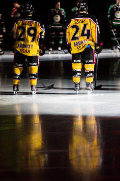 Luleå på isen innan matchstart. Tvillingarna, Cam Abbott,