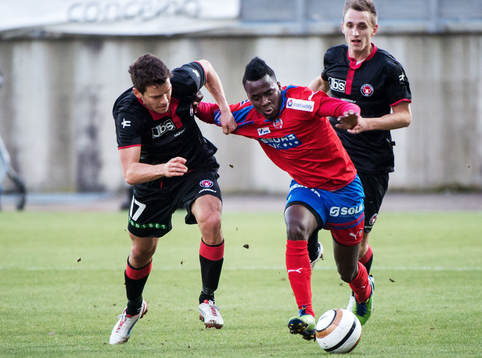 Kamp mellan Mads Albaek, FC Middtjylland, och David Accam,