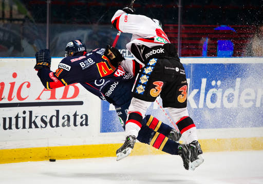 Alexander Falk, Djurgården, blir tacklad av Nicklas