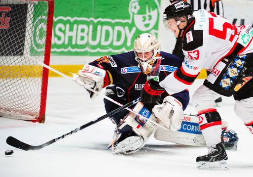 Lukas Eriksson, Malmö, oroar framför Chet Pickard,