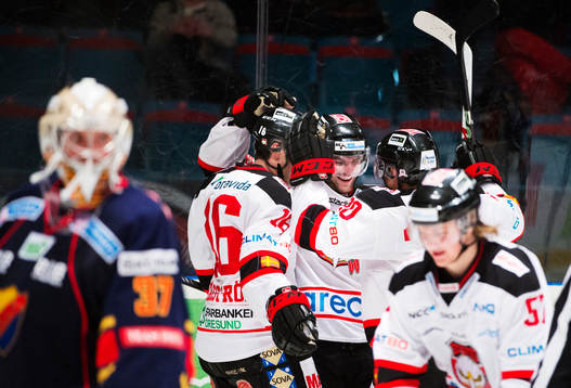 Andre Burakovsky, Malmö, gratuleras till sitt 1-4-mål