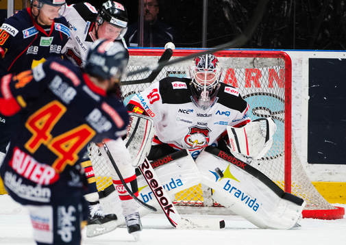 Mattias Guter, Djurgården, skjuter mot Pontus Sjögren,
