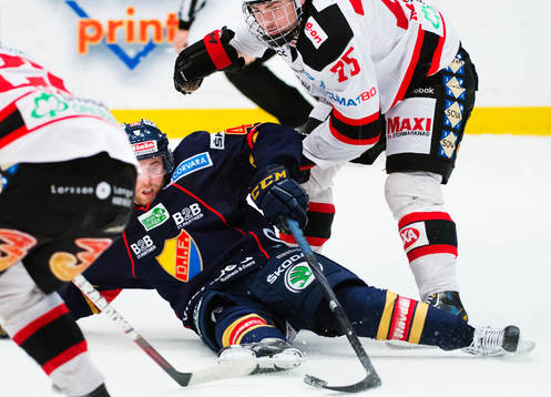 Mattias Guter, Djurgården, stoppas av Rasmus Andersson,